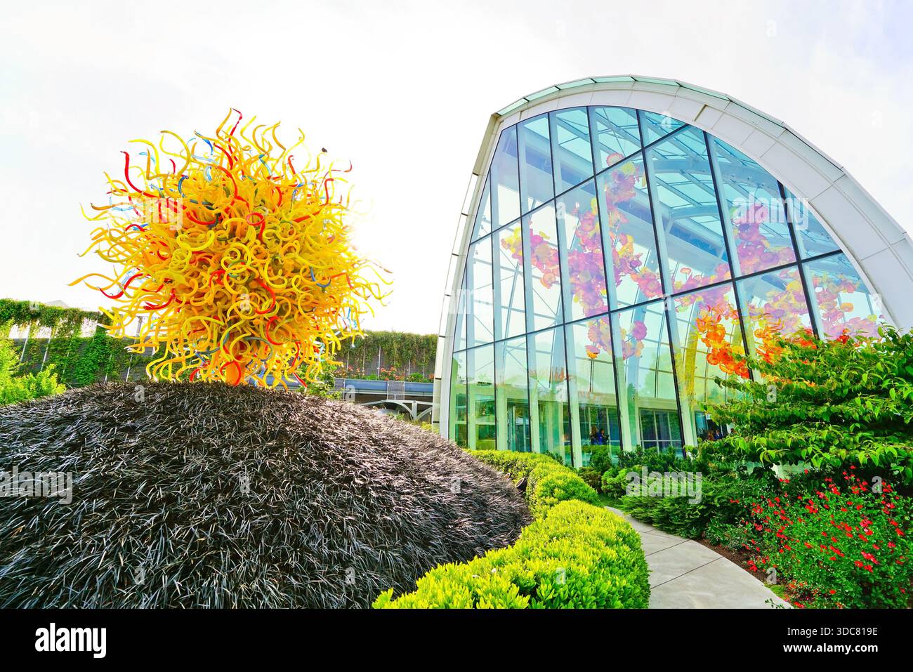 Blick auf Chihuly Garden and Glass, wo sich am 7. Juni 2018 neben Space Needle in Seattle befindet. Stockfoto