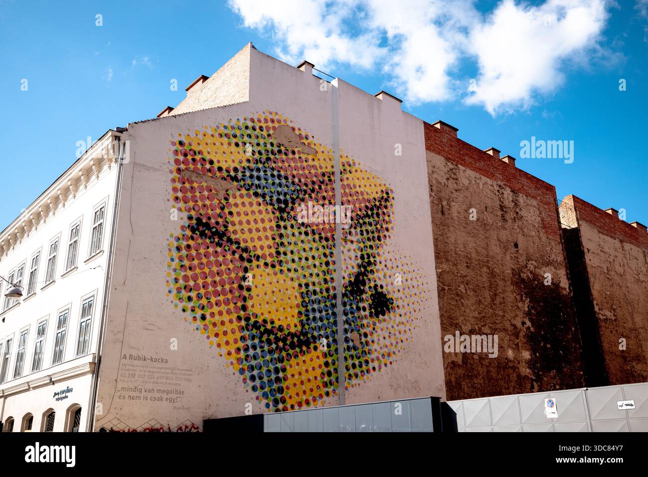 Ein Wandgemälde des Rubik's Cube an der Synagoge der Dohány-Straße in Budapest, Ungarn Stockfoto