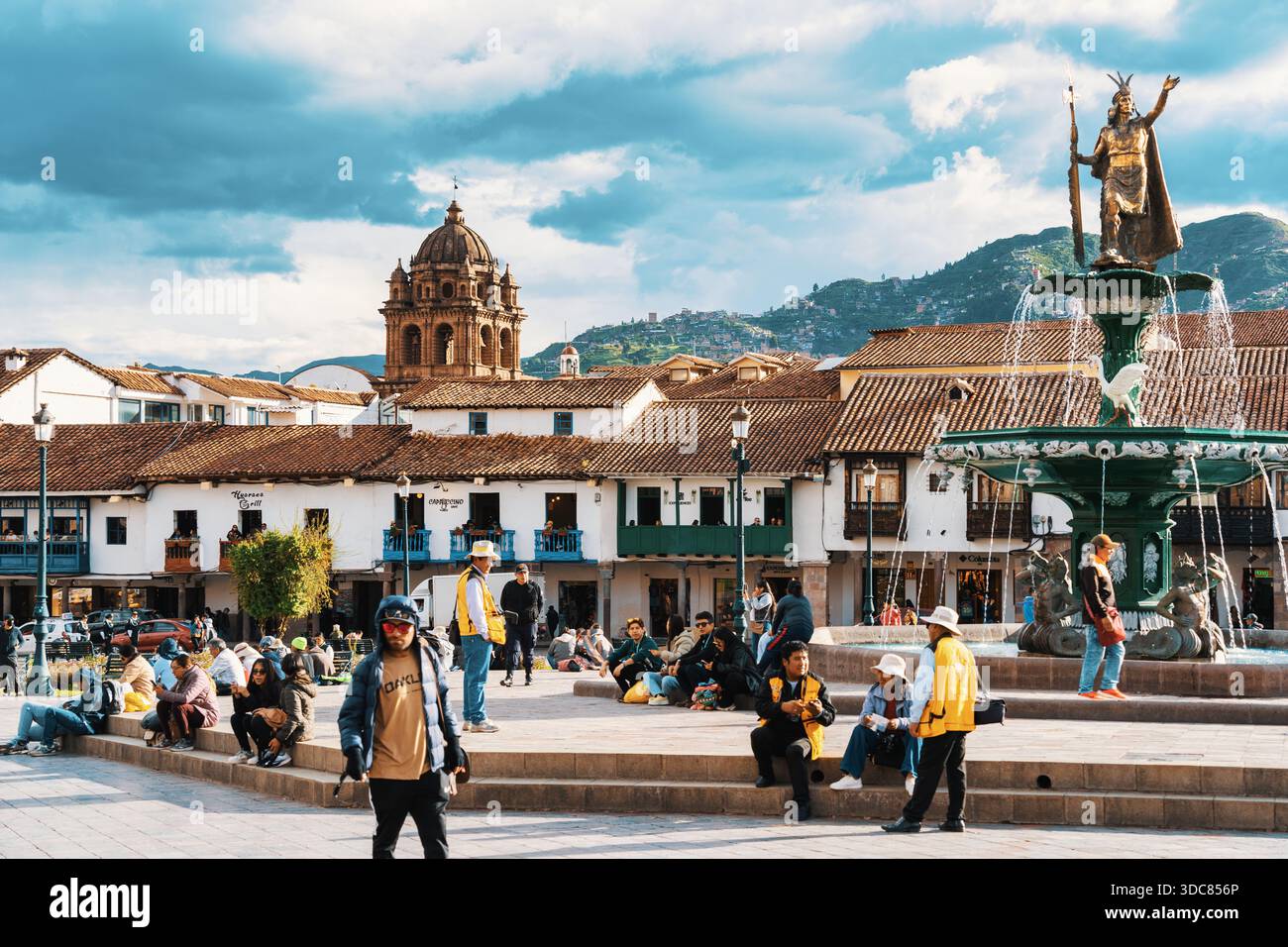Cusco, Peru - 20. März 2025: Touristen und Einheimische sitzen und spazieren um die historische Plaza de Armas Stockfoto