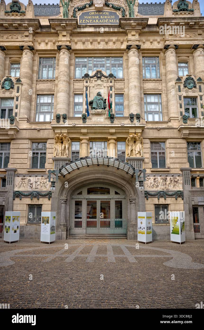 Eingangsfassade des ungarischen Staatsschatzgebäudes in Budapest, Ungarn, mit kunstvoller historischer Architektur. Stockfoto