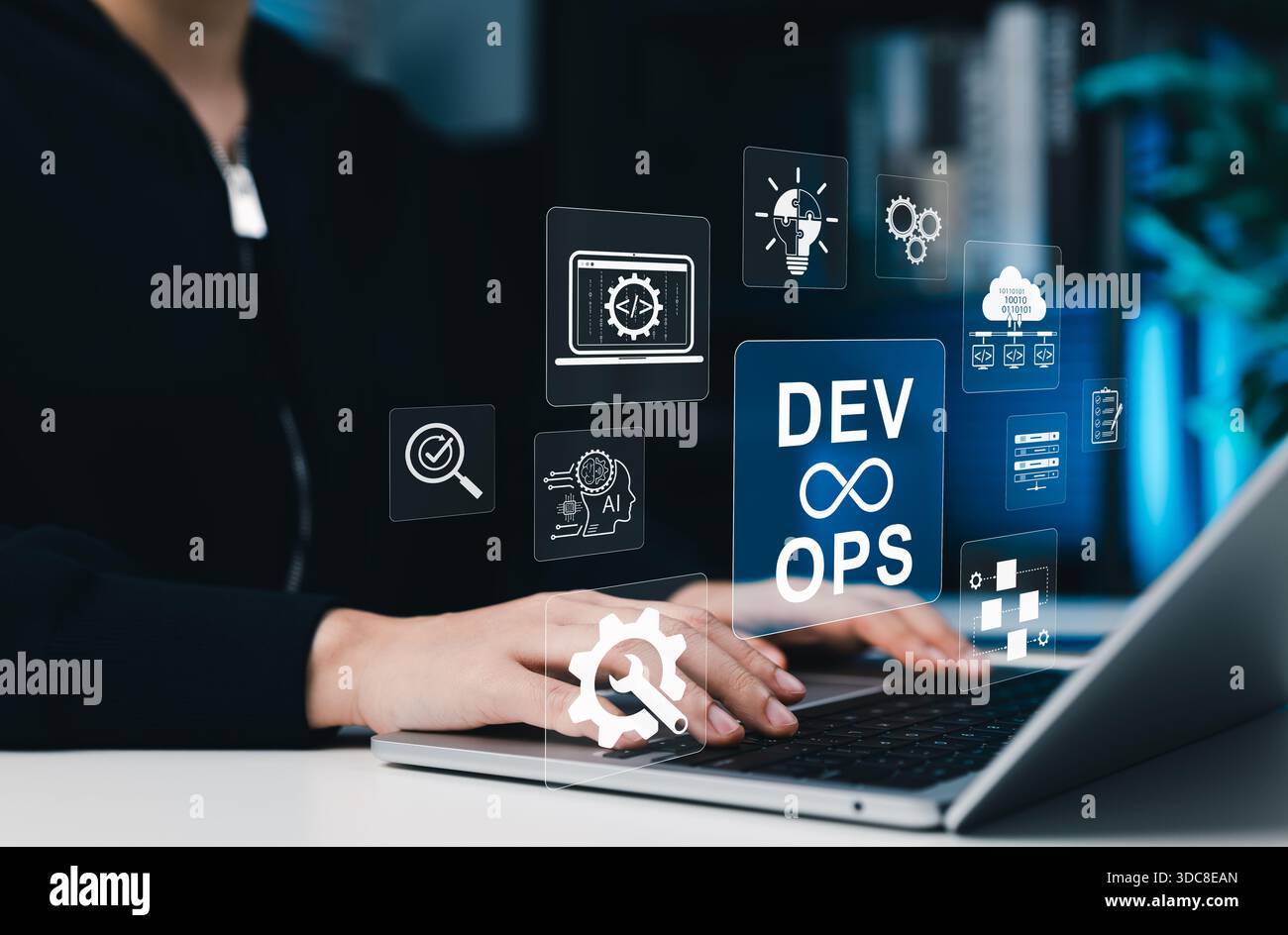 Konzept von DevOps- und KI-gesteuerten Softwareentwicklungsvorgängen. Arbeiten mit DevOps-Symbolen, Automatisierungstools, Cloud-Systemen, Tests, Stockfoto