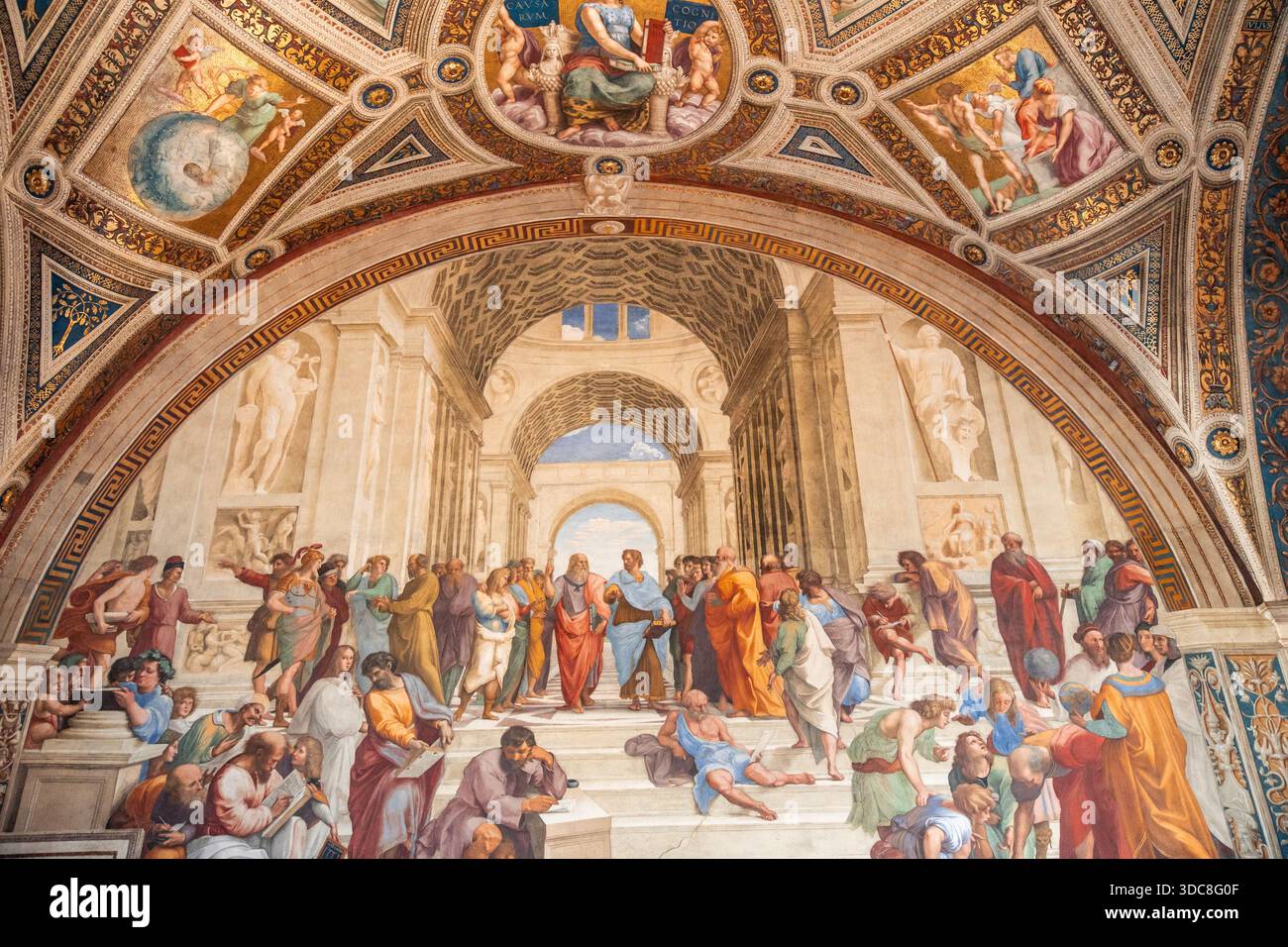 Fresko der Schule von Athen von Raphael, das antike griechische Philosophen, Wissenschaftler und Mathematiker zeigt, die sich in einem großen Renaissance-Architekturset versammelt haben Stockfoto