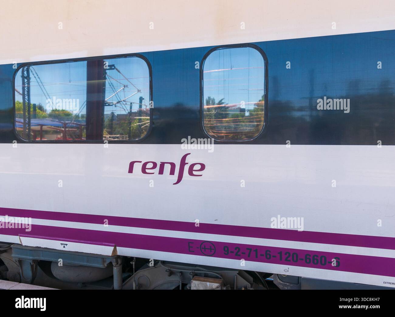 Madrid, Spanien - 07 01 2024 : Renfe Eisenbahnwagen am Bahnhof Chamartin Stockfoto