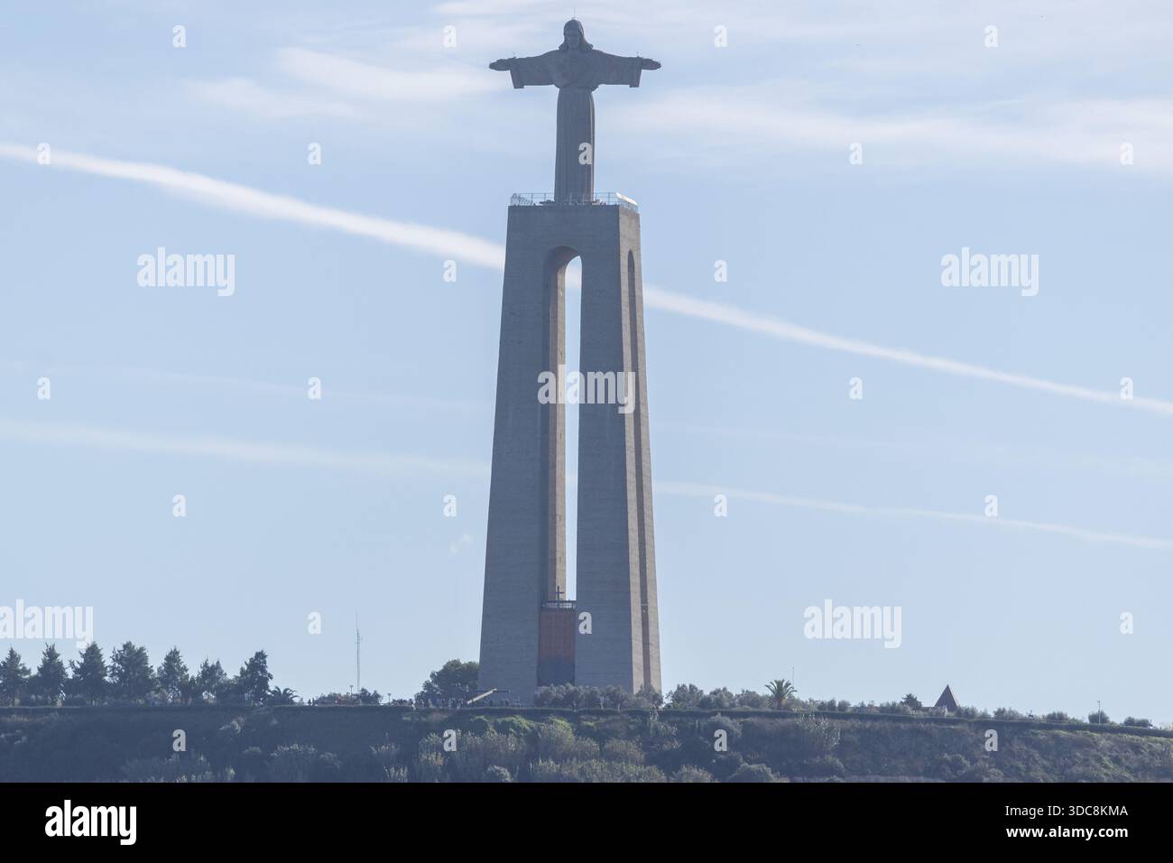 Christus der König Heiligtum monumentale Statue vor einem klaren blauen Himmel Stockfoto