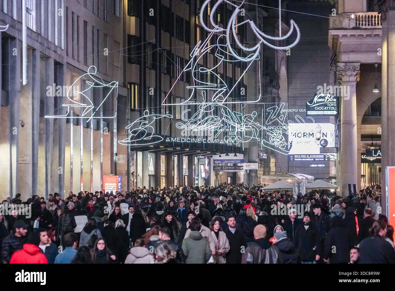 Mailand, Italien. Dezember 2025. MAILAND - Tausende von Menschen drängen sich auf die Straßen des Zentrums von Mailand, den Corso Vittorio Emanuele und die Weihnachtsmärkte auf der Piazza del Duomo, um am Wochenende vor Weihnachten Weihnachtseinkäufe zu machen. Dezember: Unabhängige Fotoagentur/Alamy Live News Stockfoto