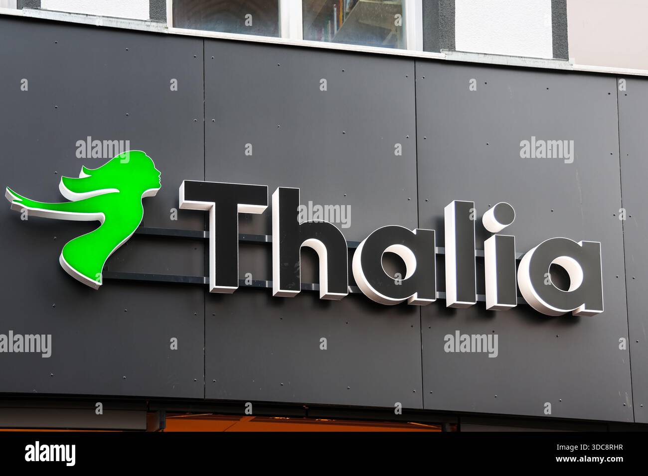 Flensburg, Deutschland - 20. Dezember 2025: Grünes Logo und Firmenname der Thalia-Buchhandlung, die Branding auf einer Gebäudefassade schaffen Stockfoto