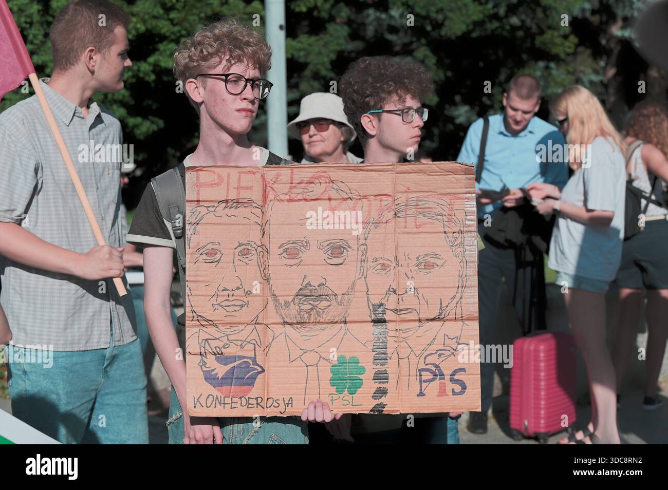 Junge Demonstranten, die ein handgezeichnetes politisches Zeichen während einer Demonstration gegen Abtreibung in Warschau, Polen, halten. Stockfoto