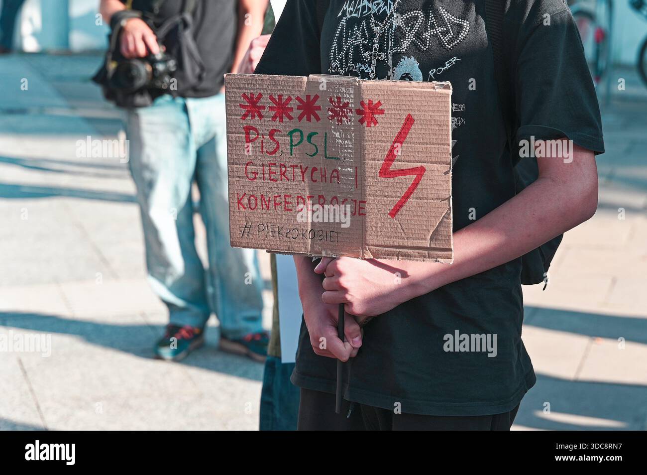 Nahaufnahme eines Protestzeichens, das polnische politische Parteien während der Abtreibungskundgebung in Warschau kritisiert. Stockfoto