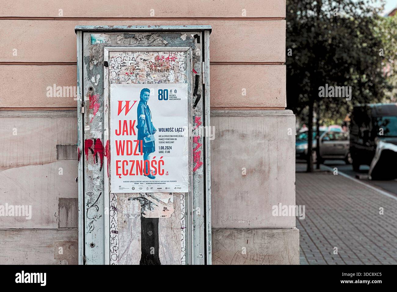 Das Poster zum Jubiläum des Warschauer Aufstands ist auf einer abgenutzten Stadtmauer ausgestellt und symbolisiert Erinnerung, Widerstandskraft und den Lauf der Zeit in Warschau. Stockfoto