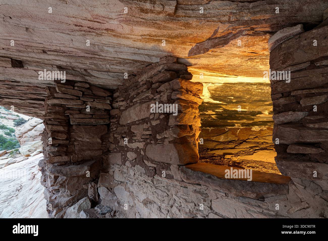 Brennendes Haus. Kornspeicher wurden in Cedar Mesa Sandstein gebaut. Mule Canyon, San Juan County, Utah, USA Stockfoto