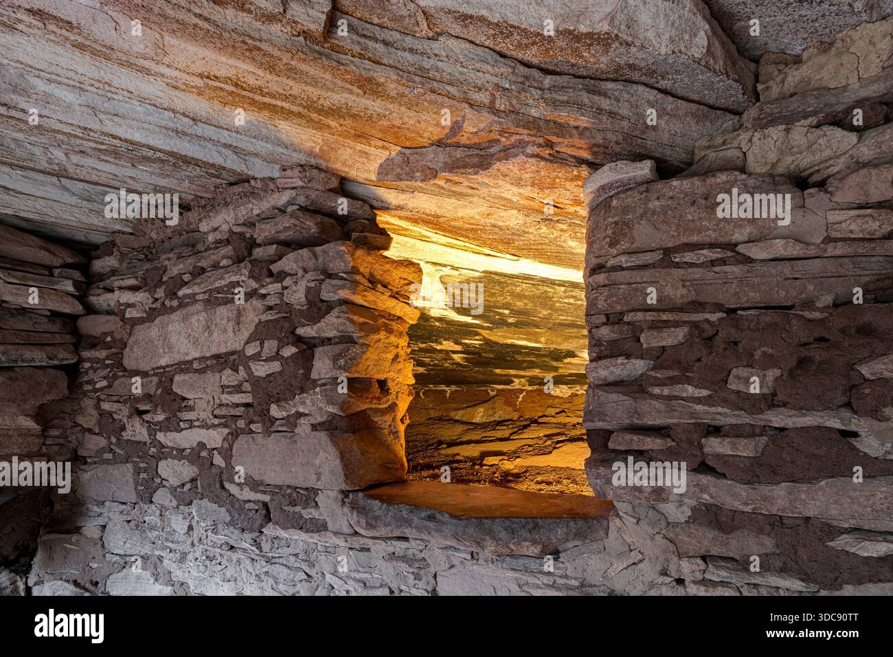 Brennendes Haus. Kornspeicher wurden in Cedar Mesa Sandstein gebaut. Mule Canyon, San Juan County, Utah, USA Stockfoto
