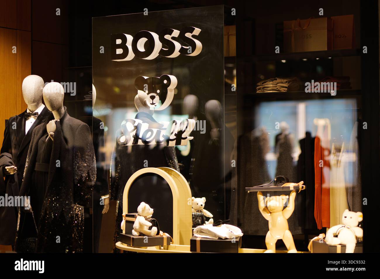 Österreich, Europa - 07. Dezember 2025: Schaufenster Display Dekoration BOSS Store Steiff Teddybear Kooperation Stockfoto