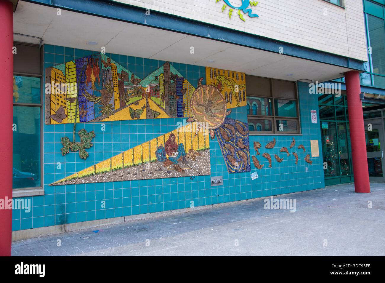 Straßenszene und Fototapete aus Fischkeramik in der Bathurst Street im Zentrum von Toronto, Ontario, Kanada Stockfoto