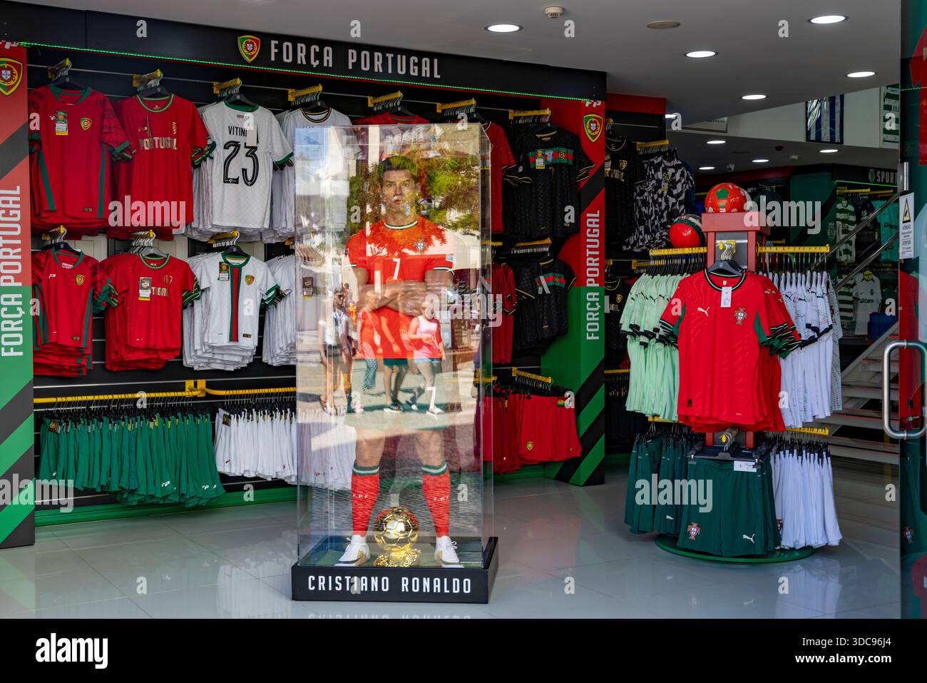 Cristiano Ronaldo Modell und Fußballtrikots der portugiesischen Nationalmannschaft zum Verkauf in einem Geschäft in Lagos, Algarve, Portugal Stockfoto