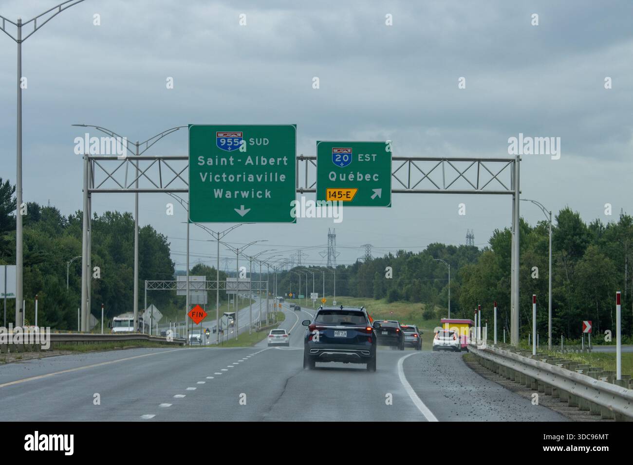 Kanada, Québec, 20. Juli 2025: Feuchte Autobahnszene führt Autos in Richtung Québec unter bewölktem Himmel Stockfoto