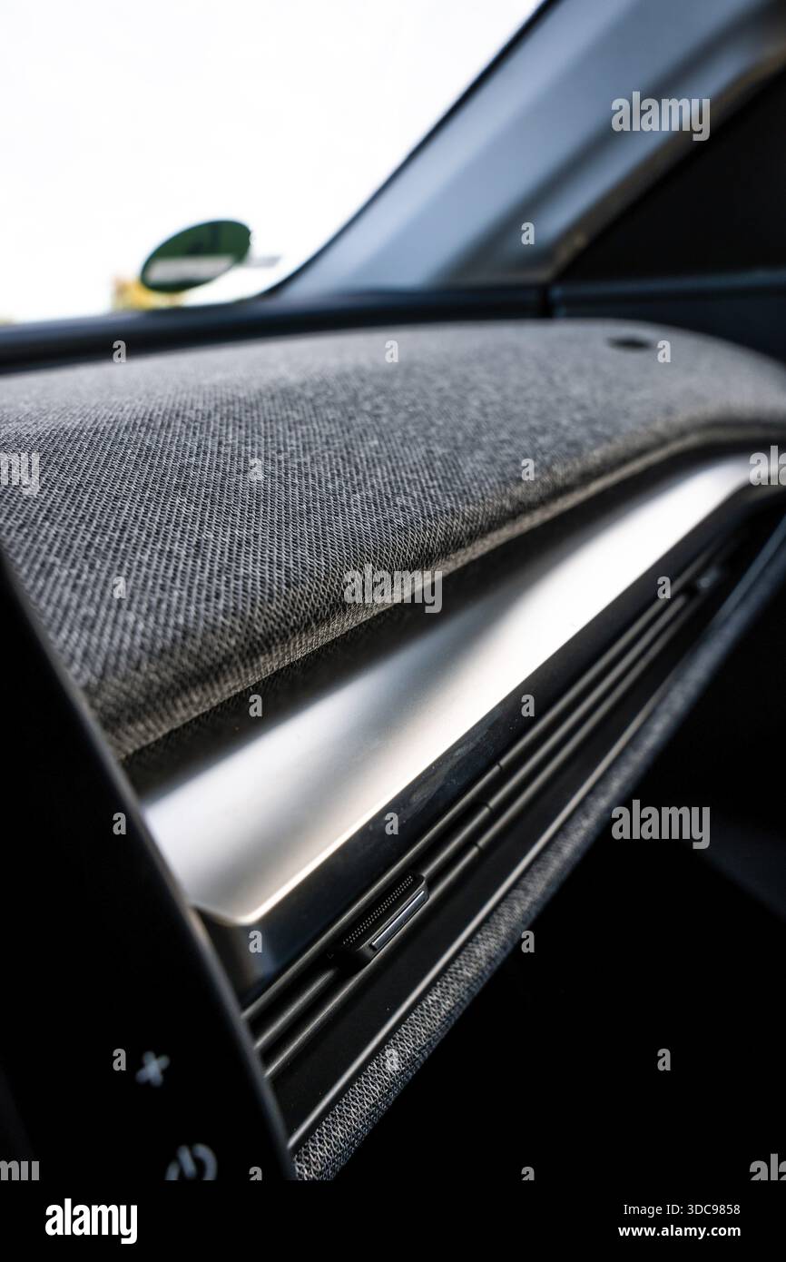 Nahaufnahme eines Autos mit stoffbeschichtetem Armaturenbrett in modernem Design, Deer E-Carsharing, Renault Megane, Calw, Deutschland Stockfoto