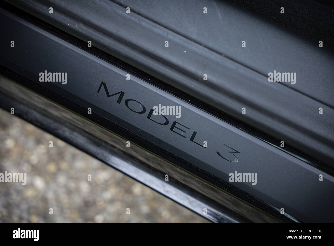 Nahaufnahme der Schriftzug Model 3 auf schwarzem Metall, Deer E-Carsharing, Tesla Model 3, Calw, Deutschland Stockfoto