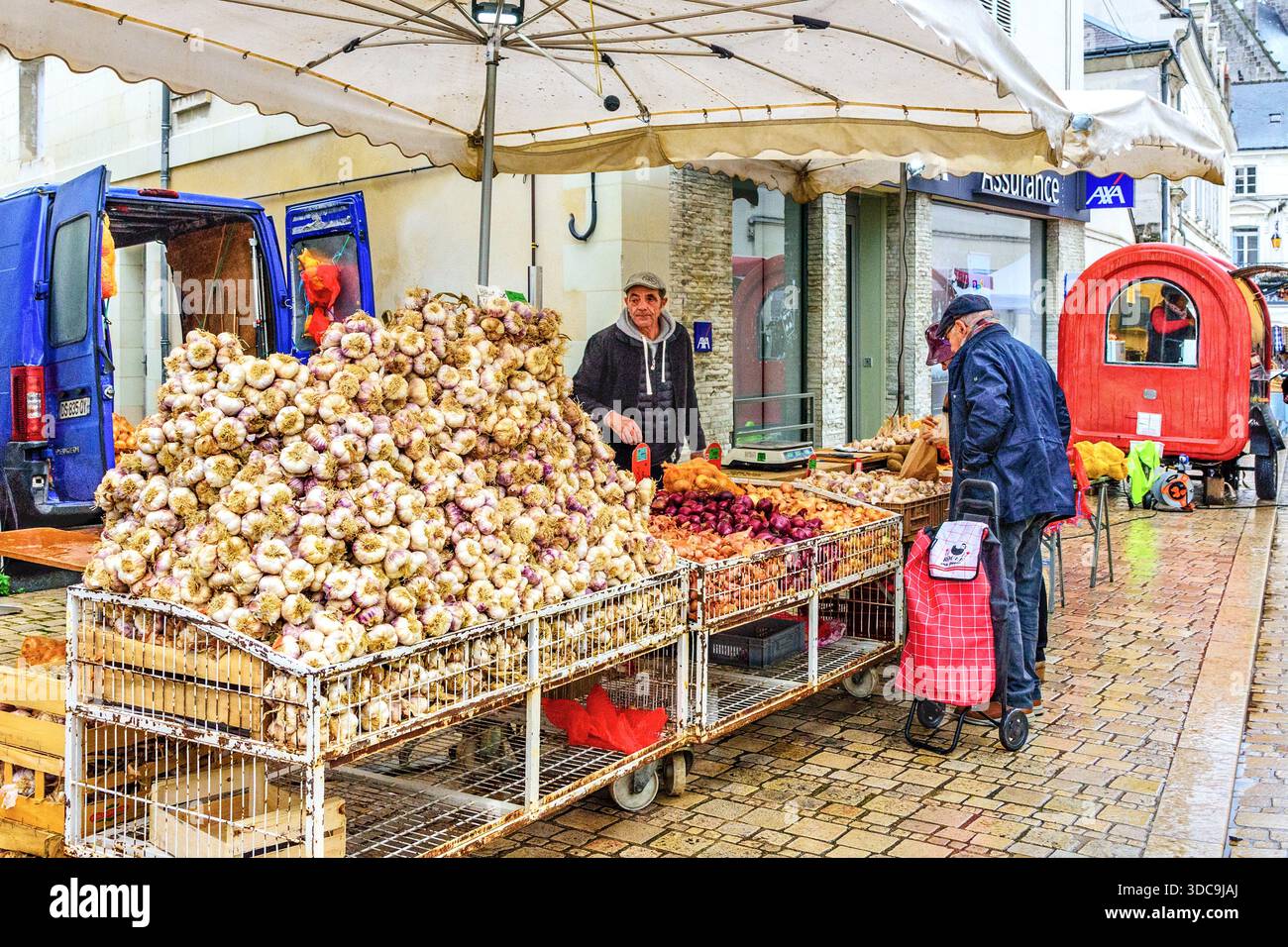 Großer Knoblauchhaufen auf dem Verkaufsstand auf dem Freiluftmarkt in Loches, Indre-et-Loire (37), Frankreich. Stockfoto