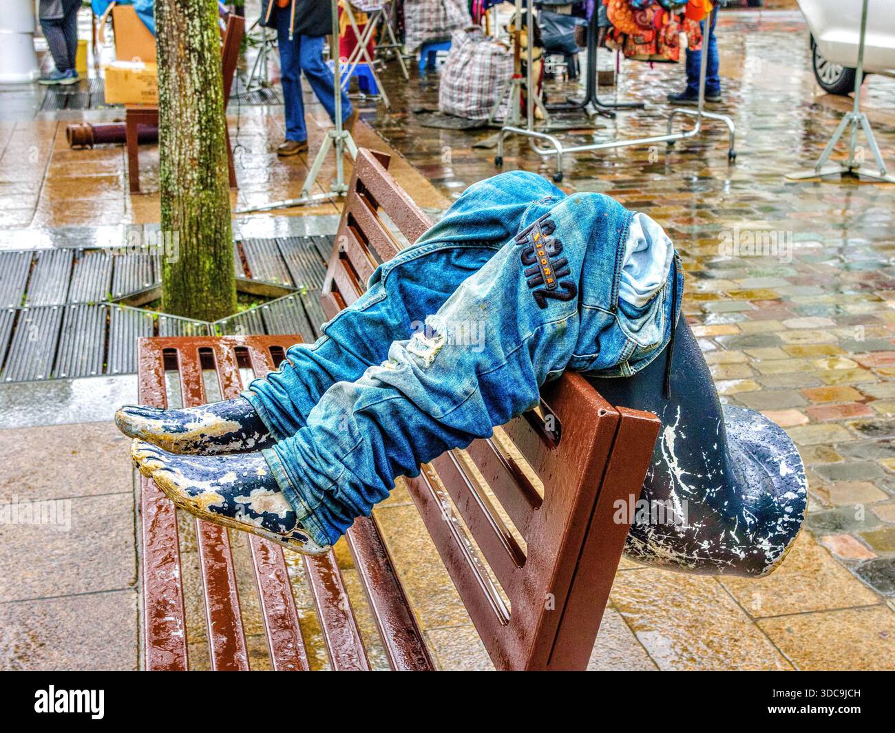 Ein Paar alte Jeans aus Denim auf abgeschnittenen Beinen, die am regnerischen Tag auf dem Markt unter freiem Himmel ausgestellt werden - Loches, Indre-et-Loire (37), Frankreich. Stockfoto