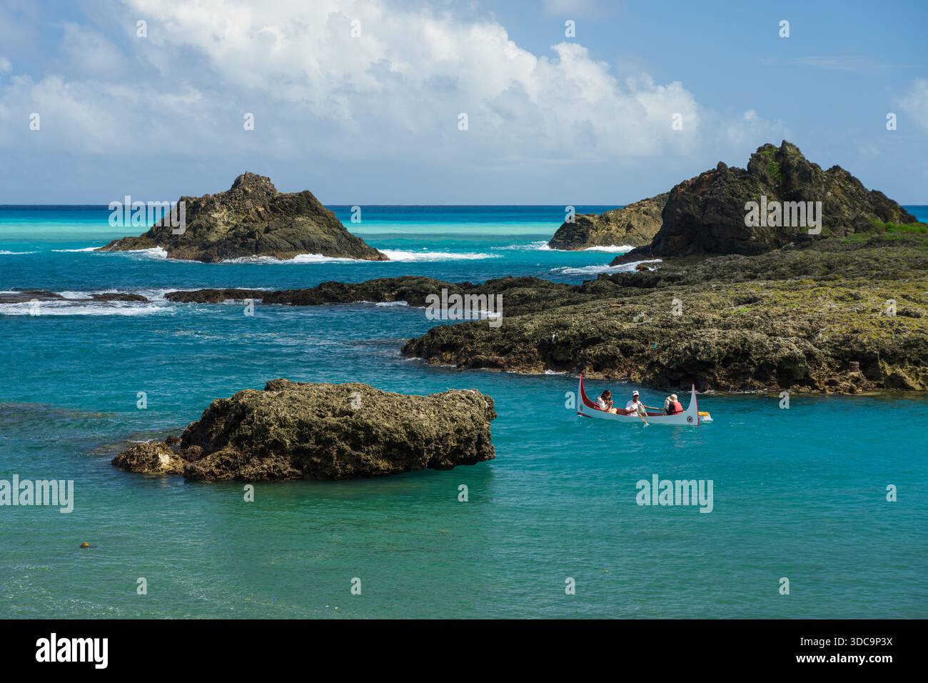 Lanyu, Taiwan - 4. Oktober 2025: Traditionelles Boot, das Touristen mit einheimischen Einheimischen auf Küstengewässern transportiert Stockfoto