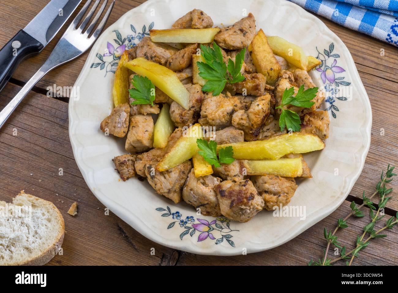 Gebratenes Schweinefleisch nach kanarischer Art mit Pommes frites Stockfoto