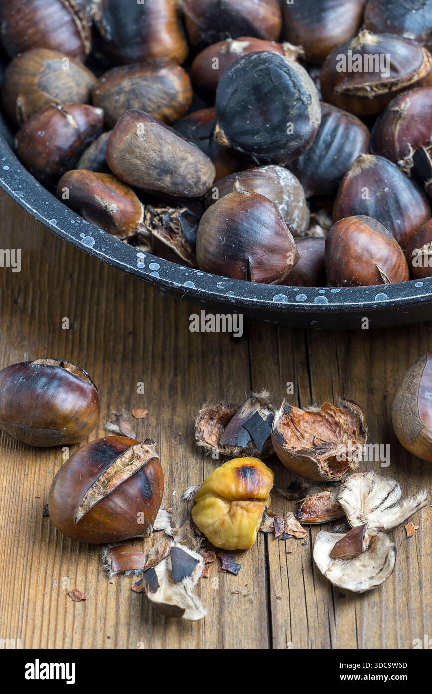 Geröstete Kastanien auf einem Tisch auf den Kanarischen Inseln Stockfoto
