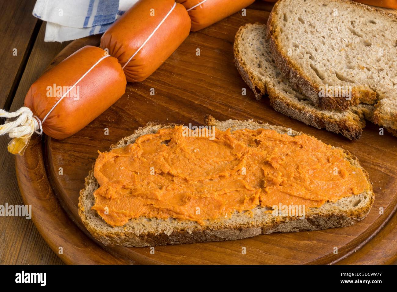 Kanarischer Chorizo ​​and Brotaufstrich auf einem Tisch Stockfoto