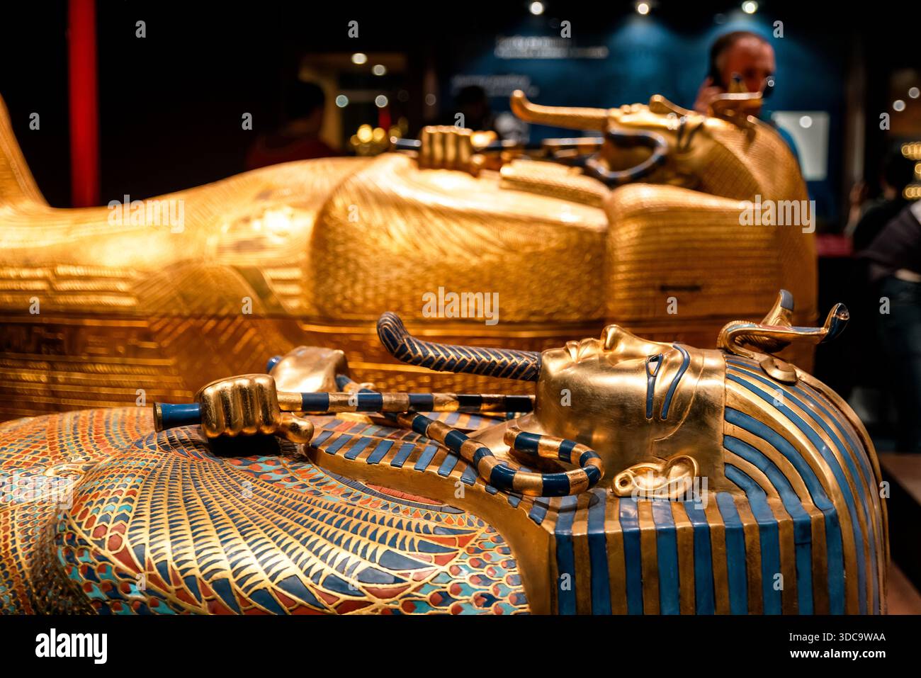 Bratislava, Slowakei - 15. November 2025: Detaillierte Ansicht eines goldenen Sarkophags und einer Grabmaske, inspiriert von alten ägyptischen Grabtraditionen in Th Stockfoto