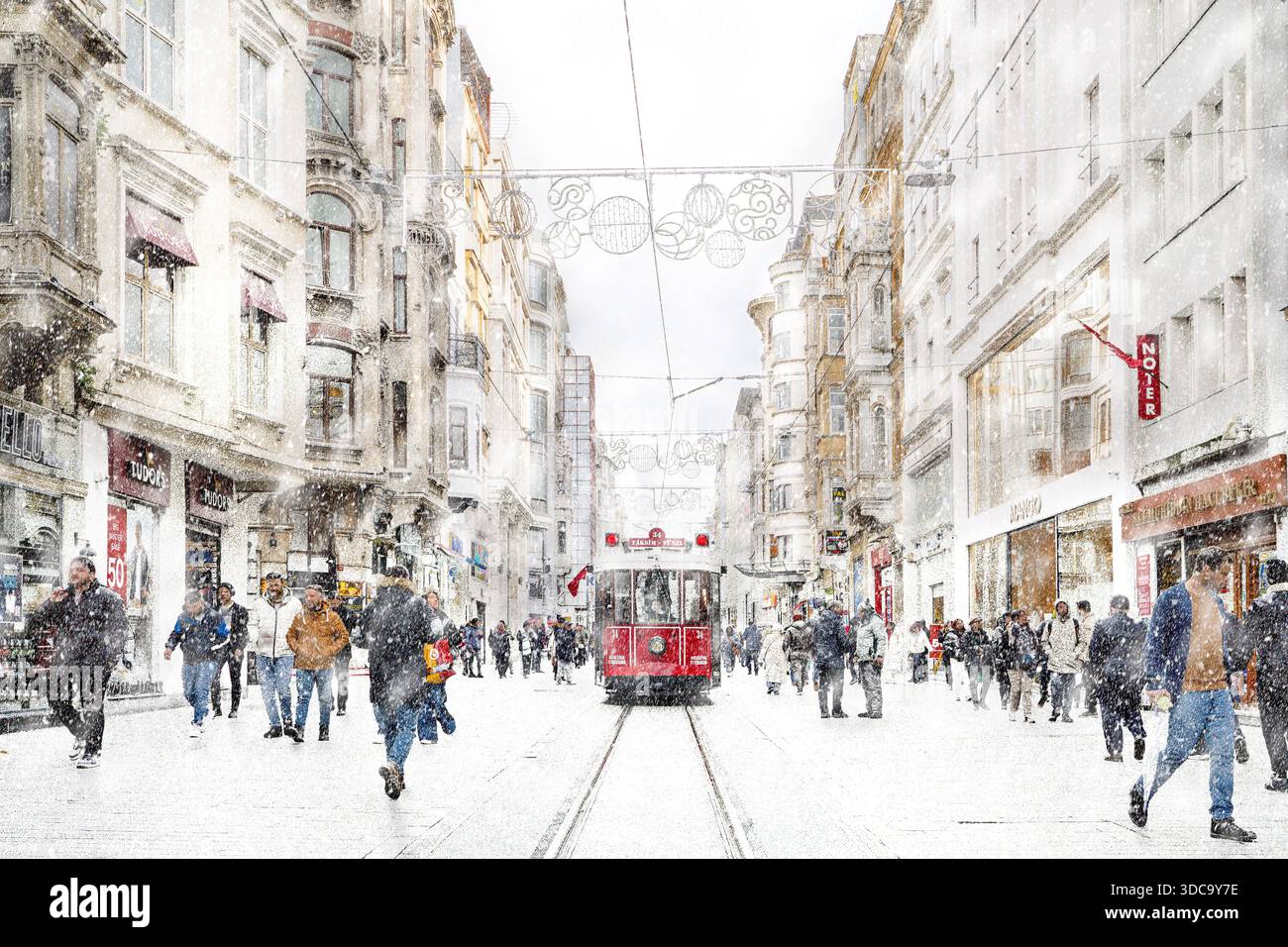Blick über die Istiklal-Straße mit rotem Straßenwagen, im Schnee im Viertel Beyoglu, Istanbul, Türkei Stockfoto
