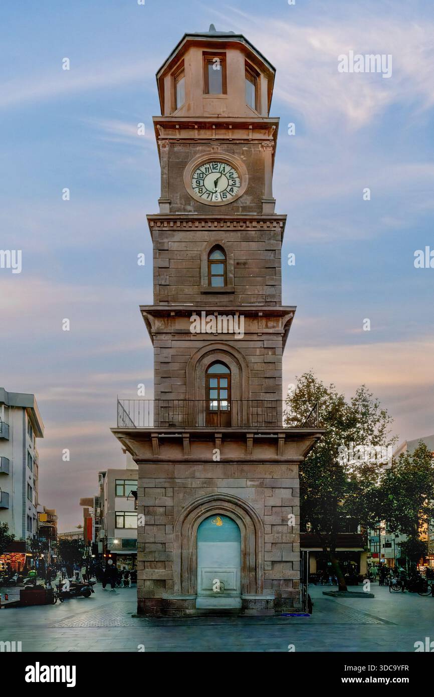 Historischer Glockenturm im Zentrum der Altstadt von Canakkale, Türkei Stockfoto