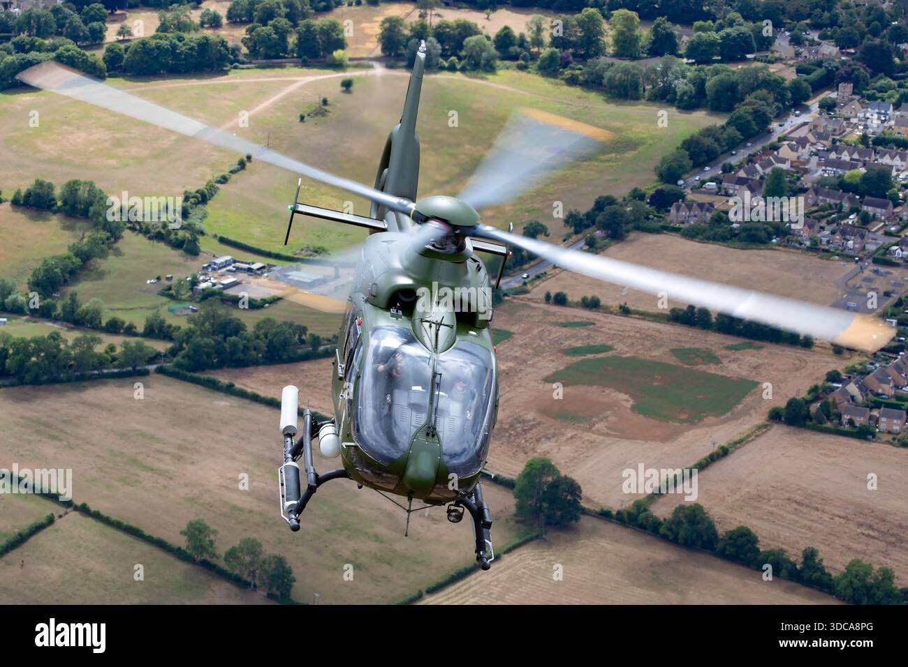 Das Irish Air Corps Betrieb den Eurocopter EC-135, EC-135P-2, Registrierung 270, während der Air-to-Air-Ausstellungen im Royal International Air Tattoo in Fairford, England. Der Hubschrauber nahm an koordinierten Flugvorführungen teil, bei denen die Manövrierfähigkeit, Vielseitigkeit und die operativen Fähigkeiten in Transport, Ausbildung und taktischen Missionen in der militärischen Luftfahrt hervorgehoben wurden. Stockfoto