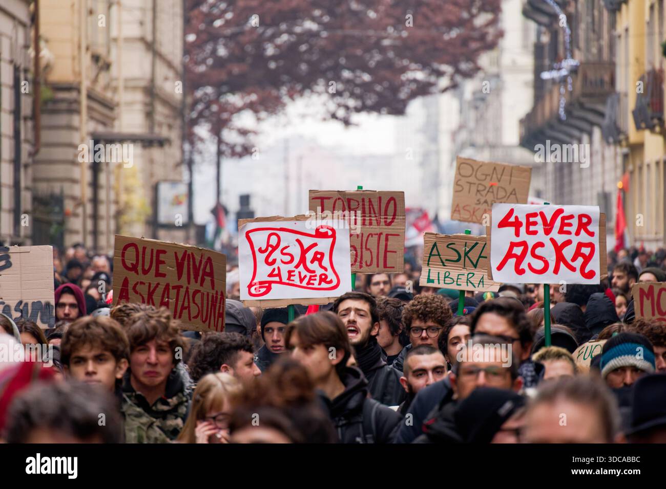 Turin, Italien. Dezember 2025. Bürger demonstrieren gegen die Beschlagnahme des selbstverwalteten Sozialzentrums Askatasuna. Quelle: M.Bariona/Alamy Live News Stockfoto