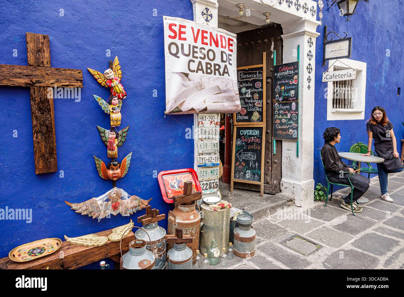 Puebla Mexico, historisches Centro Historico Zentrum, Street Art religiöse Einrichtung, Holzkreuze ex Votos, handgeschnitzte Engel Volkskunst, blaue Stuckwand, Stockfoto