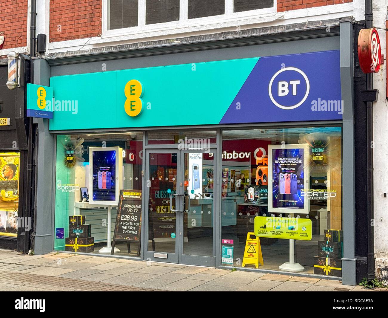 Bridgend, Wales, Vereinigtes Königreich - 14. Dezember 2025: Außenansicht der Zweigstellen von EE und BT im Stadtzentrum von Bridgend. Stockfoto