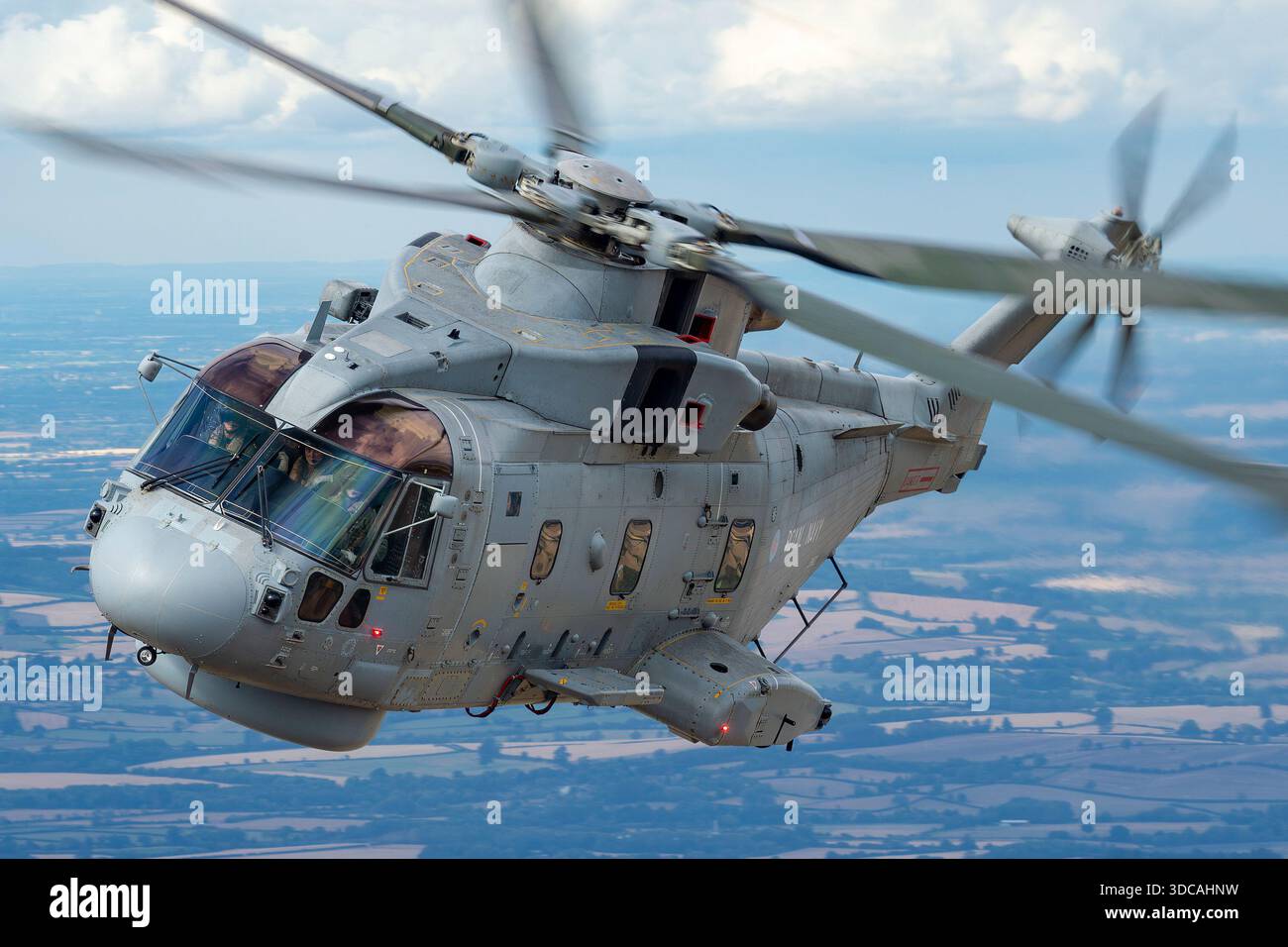 Royal Navy EH101-111 Merlin HM2 ZH832 wurde bei RIAT in Luft-Luft-Ansicht fotografiert und zeigt seine Turbomeca RTM322-Doppelmotoren, das Fünfblatt-Rotorsystem und die maritime Mittelhub-Konfiguration. Stockfoto