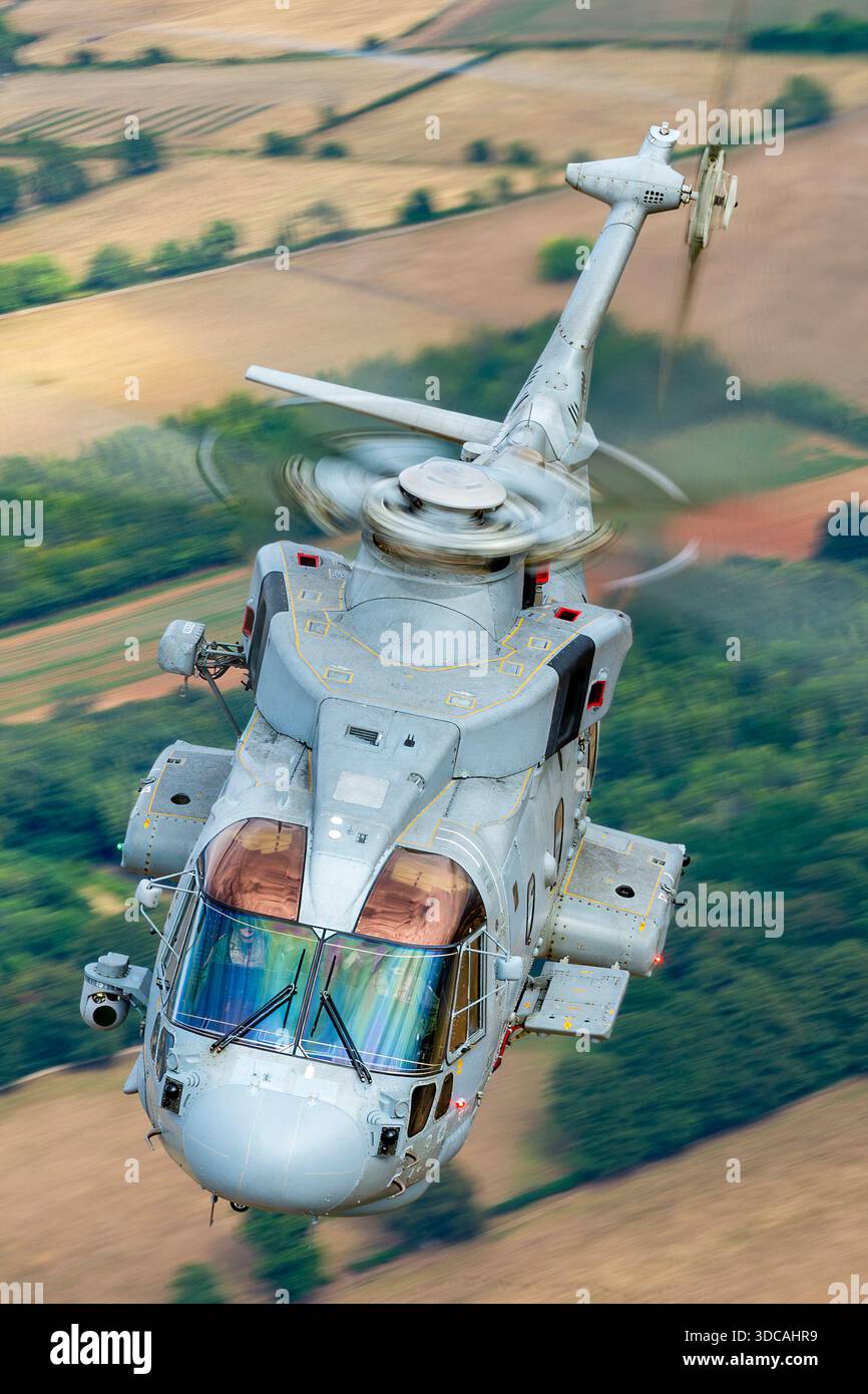 Der EH101 Merlin HM2 Hubschrauber ZH832 der Royal Navy wird bei RIAT in Luft-Luft-Fotografie aufgenommen und zeigt seinen fünfflügeligen Rotor, zwei RTM322-Motoren und die maritimen Fähigkeiten mit mittlerem Auftrieb. Stockfoto