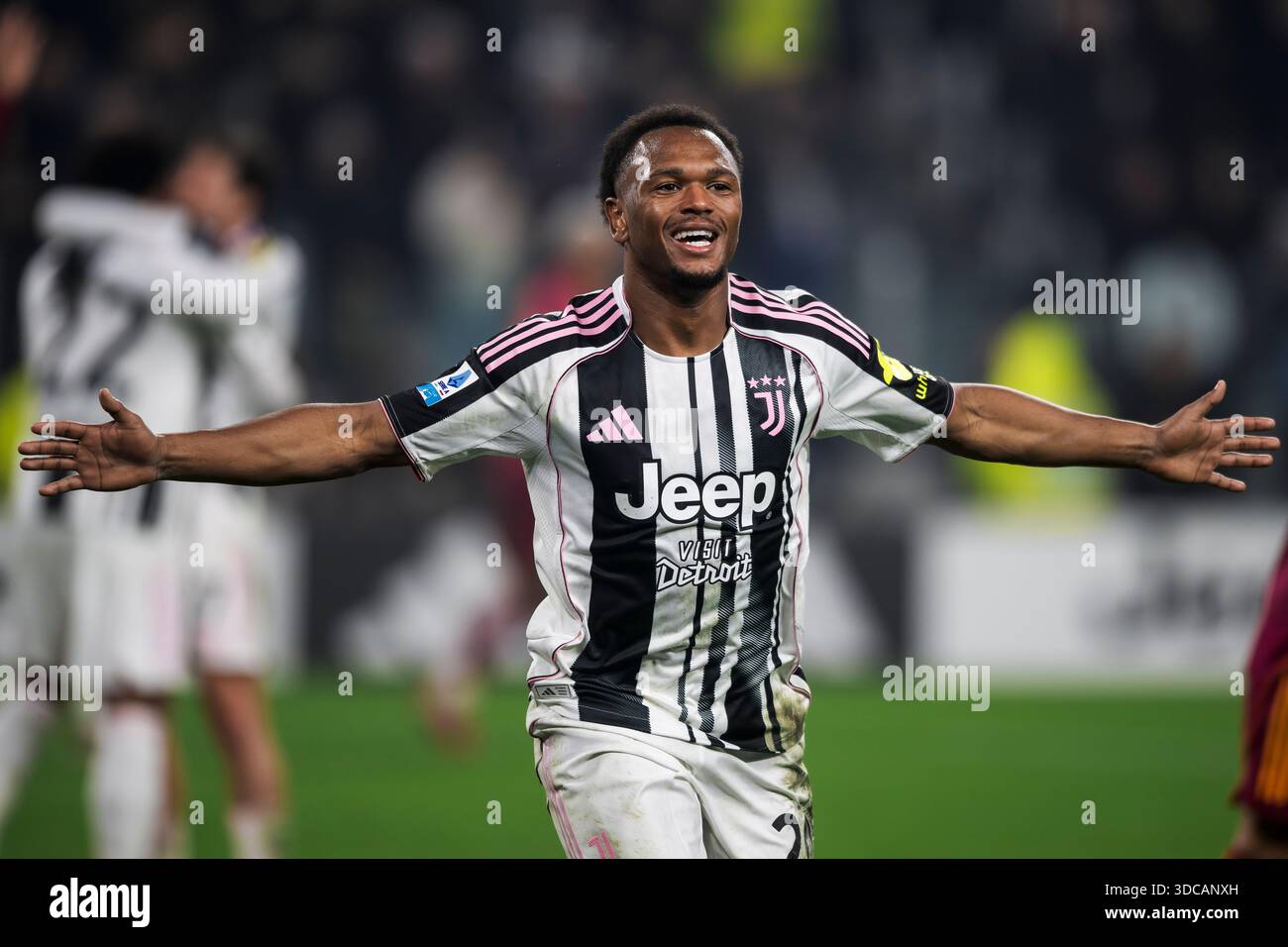 Lois Openda von Juventus FC feiert, nachdem er während des Fußballspiels der Serie A zwischen Juventus FC und AS Roma ein Tor geschossen hat. Stockfoto