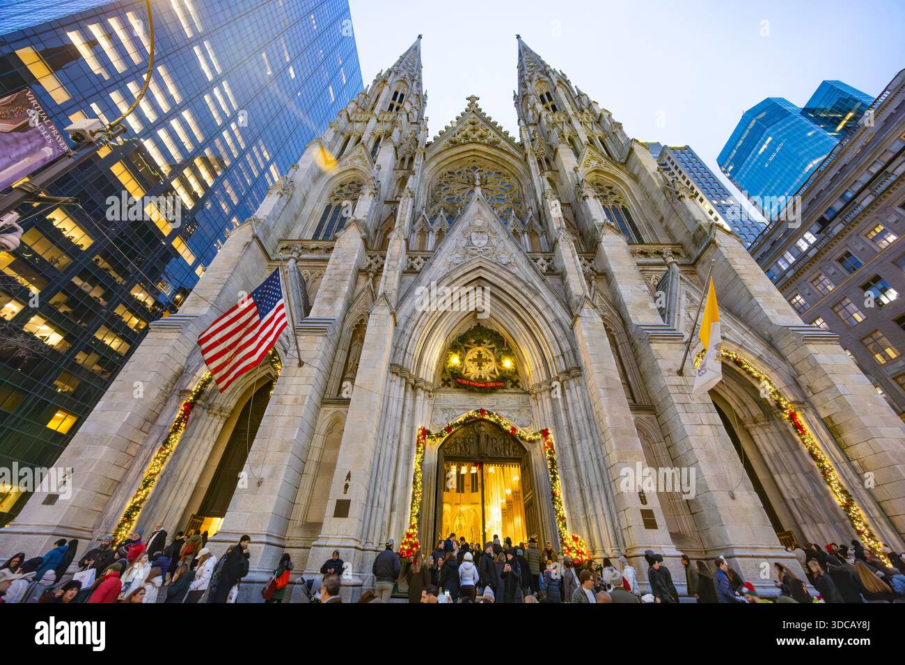 New-York, USA - 13.12.2025: Die St. Patrick's Cathedral wurde zu Weihnachten in Midtown Manhattan New York City dekoriert Stockfoto