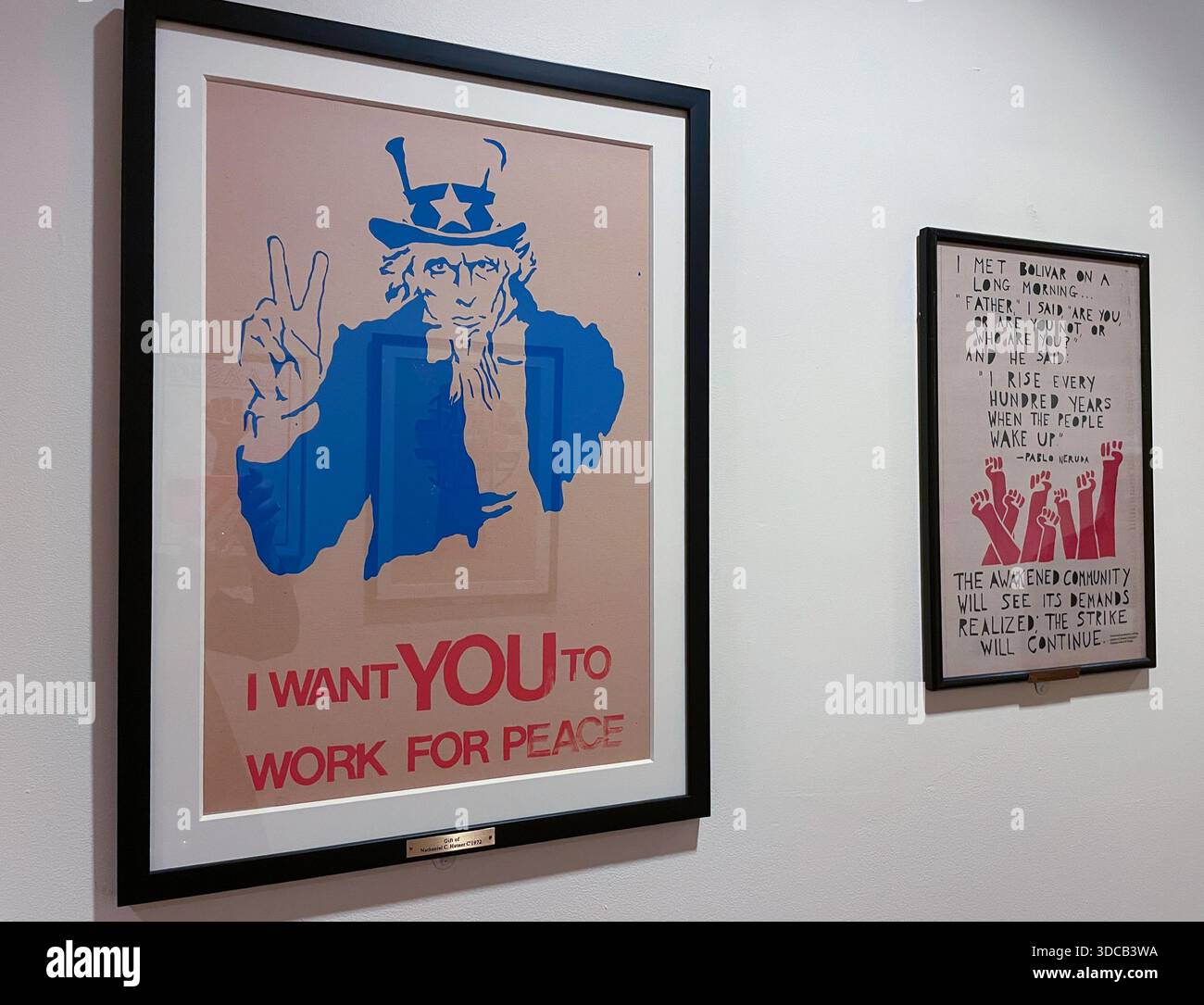 Anti-Krieg, Call for Peace, Plakate im Harvard Club, 2025, NYC, USA - Smartphone-aufgenommenes Stockfoto