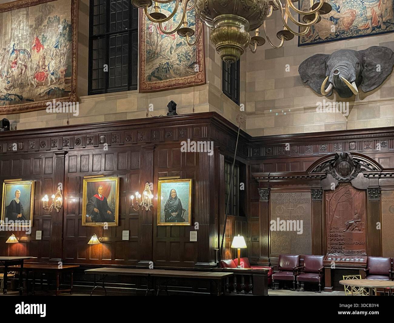 Die Harvard Hall ist ein großartiger Veranstaltungsraum im Harvard Club, 2025, New York City, USA - Smartphone-aufgenommenes Stockfoto