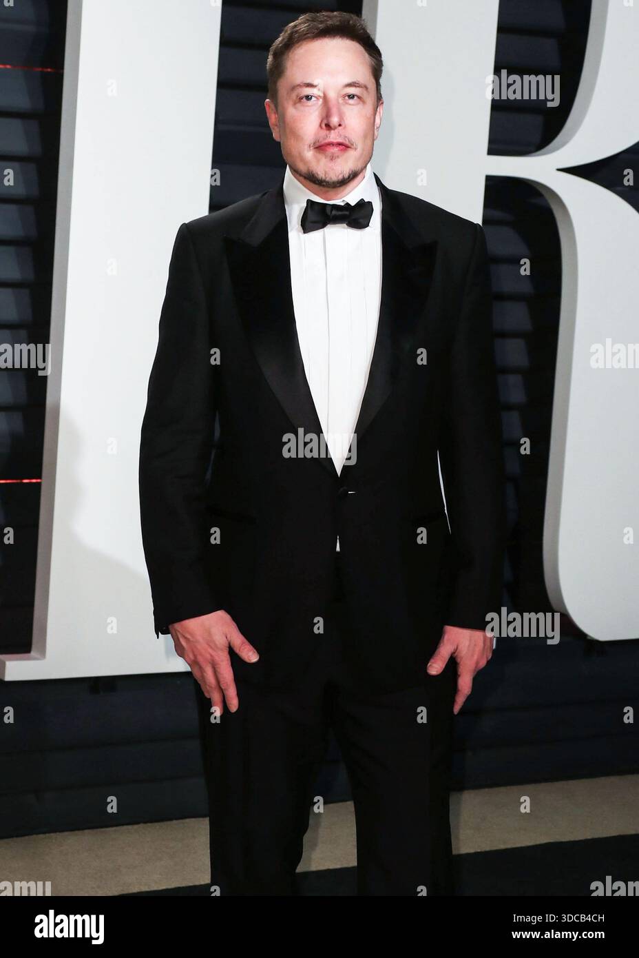 (FILE) Elon Musk wird der erste Mensch im Wert von 700 Milliarden US-Dollar, nachdem ein Vergütungspaket beschlossen wurde. BEVERLY HILLS, LOS ANGELES, KALIFORNIEN, USA - 26. FEBRUAR: Chief Executive Officer (CEO) und Produktarchitekt von Tesla, Inc., Gründer, CEO und Chefingenieur von SpaceX, Eigentümer, Chief Technology Officer (CTO) und Executive Chairman von X Corp. (Früher Twitter) Elon Reeve Musk kommt zur Vanity Fair Oscar Party 2017, die am 26. Februar 2017 im Wallis Annenberg Center for the Performing Arts in Beverly Hills, Los Angeles, Kalifornien, Kalifornien, USA stattfindet. (Foto: Xavier Collin/Image Press Agency) Stockfoto