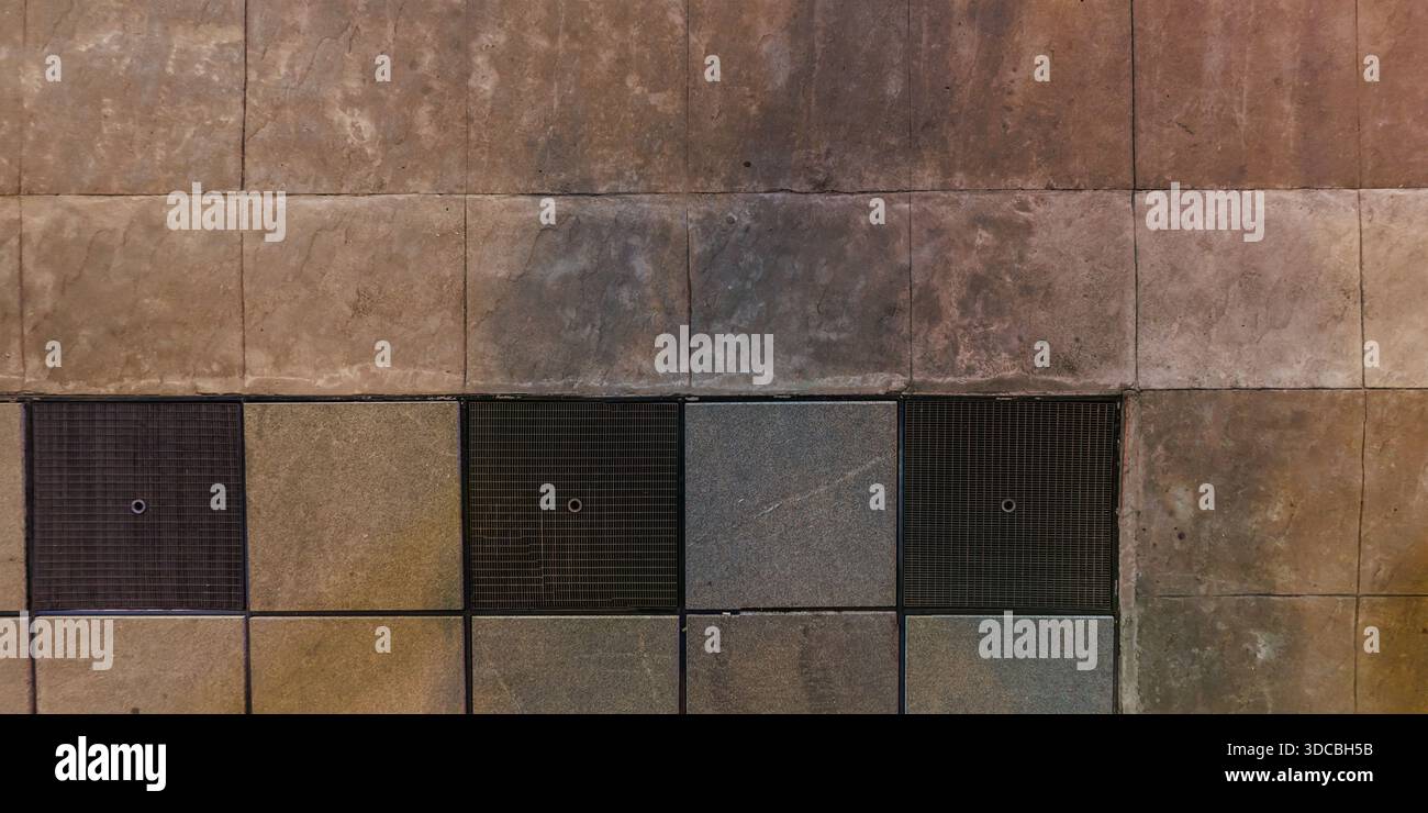 Draufsicht auf die Oberfläche des Fußgängerweges mit Pflasterplatten Stockfoto