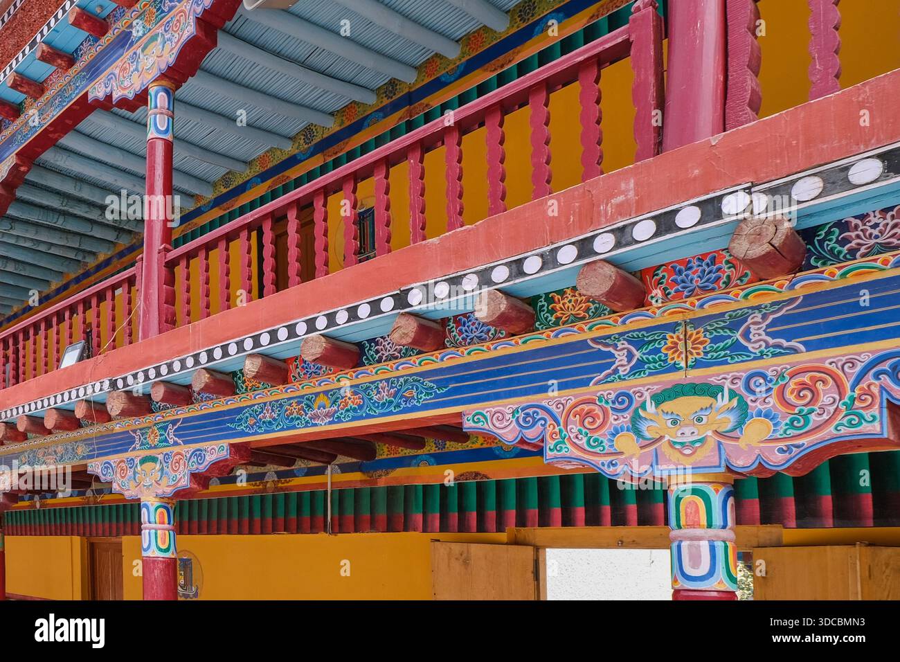 Heilige tibetisch-buddhistische architektonische Ornamente mit traditionellen Farben und symbolischen Mustern als visuelle Sprache der buddhistischen Kosmologie und des Schutzes. Stockfoto