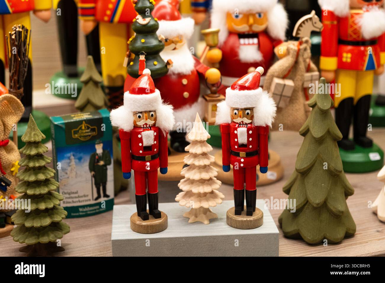 Traditionelle farbenfrohe Holznussknacker auf dem Wiener Weihnachtsmarkt. 20. Dezember 2025, Wien, Österreich Stockfoto