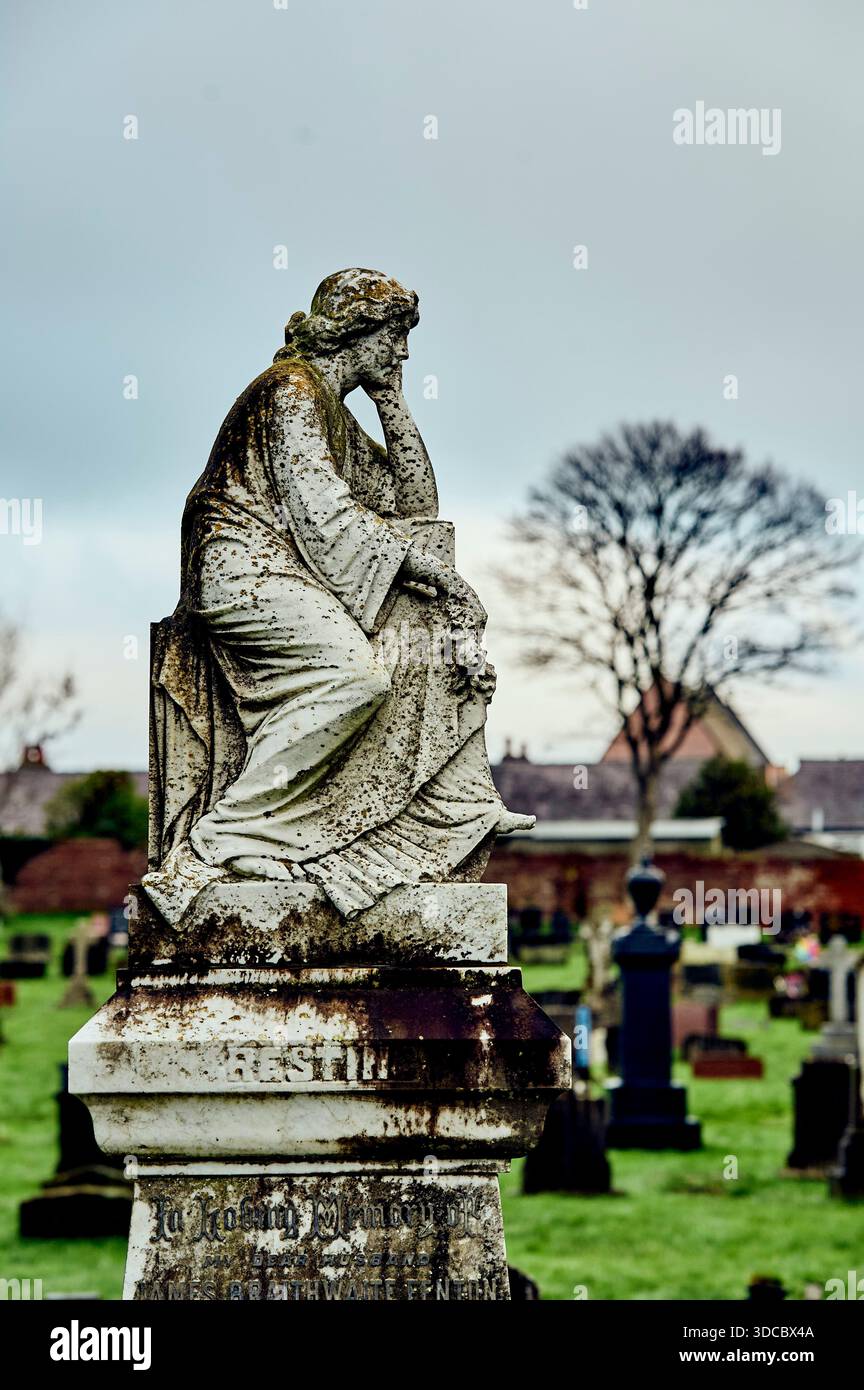 Statue einer traurigen jungen Frau auf dem Sockel auf dem Grab, UK Stockfoto