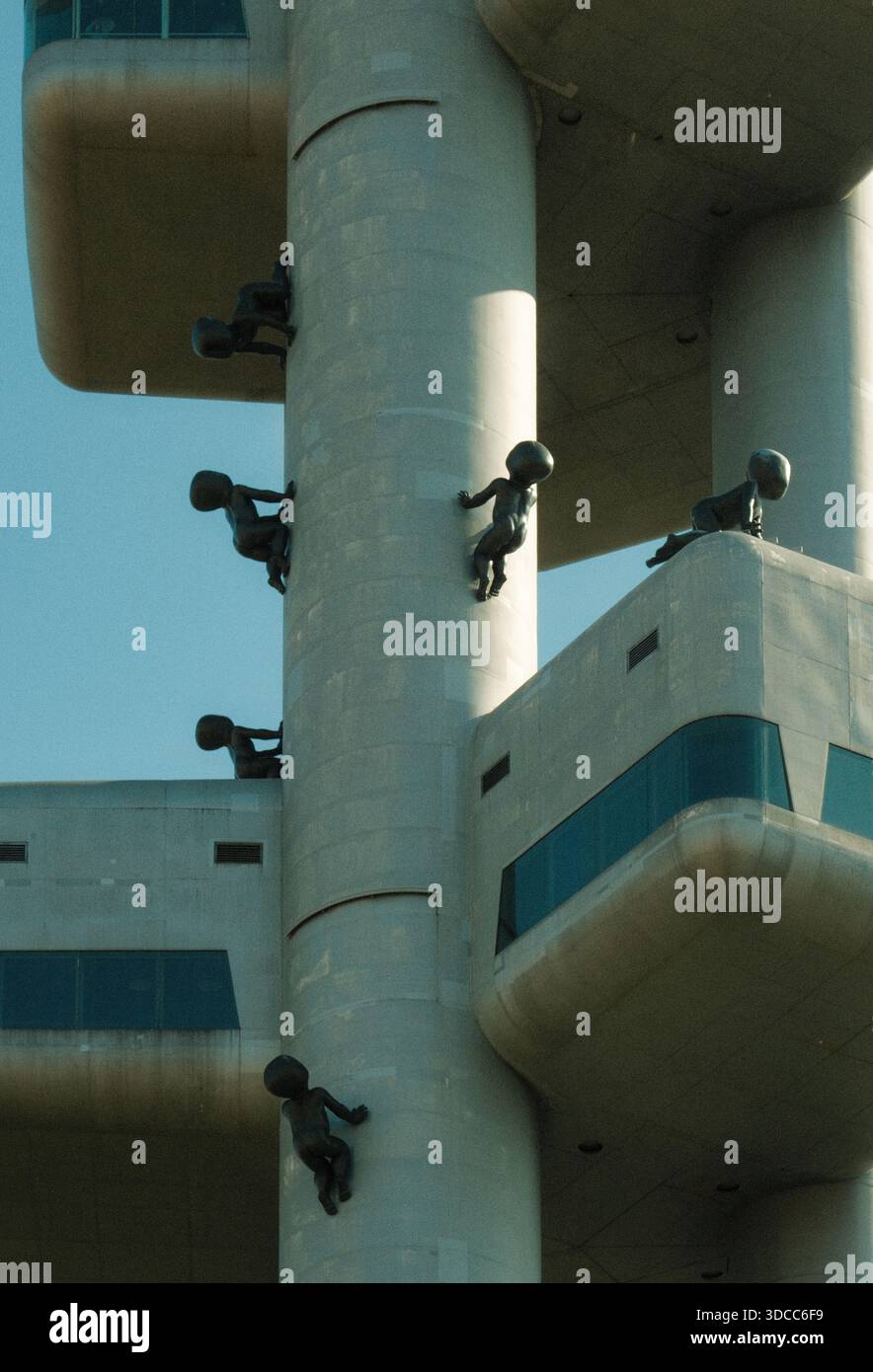 Dramatische Detailansicht Von Kindern, Die Urbanes Kunstwerk Mit Schatten Und Texturen Klettern, Die Rhythmus Betonen Stockfoto