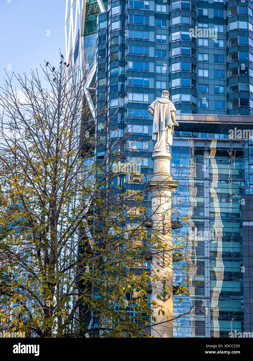 Christopher Columbus Monument am Columbus Circle mit modernen Glashochhäusern in Manhattan; ideal für Reisen, Tourismus, Immobilien und redaktionelle Nutzung Stockfoto