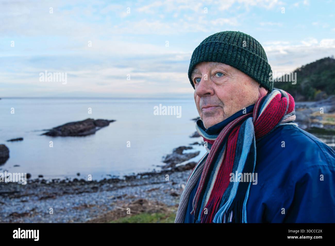 Das Konzept „Altern mit würde“ wird in einem Nahporträt eines älteren Mannes im Freien gezeigt, das Charakter, Belastbarkeit, emotionale Tiefe und Lebenserfahrung hervorhebt Stockfoto