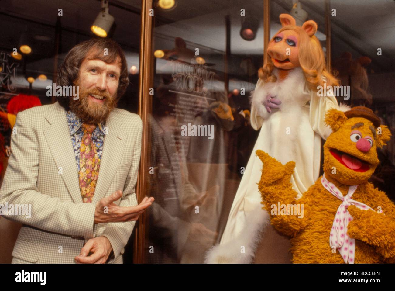 Muppet-Schöpfer Jim Henson umgeben von seinen Kreationen Kermit, Fozzie Bear und Miss Piggy, die die Magie von Hensons Werk symbolisieren. Foto von Bernard Gotfryd Stockfoto