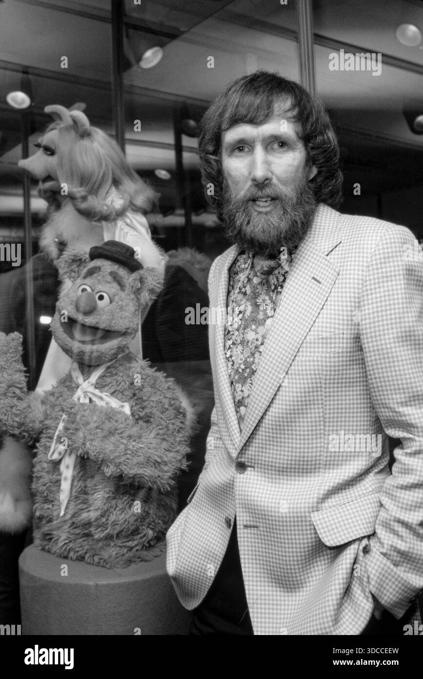 Muppet-Schöpfer Jim Henson umgeben von seinen Kreationen Kermit, Fozzie Bear und Miss Piggy, die die Magie von Hensons Werk symbolisieren. Foto von Bernard Gotfryd Stockfoto